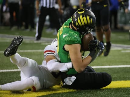 Oregon's Terrance Ferguson, right, scores on a pass play from Anthony Brown Jr. during the second quarter against Arizona.

Eug 0922521 Uo Az 10
