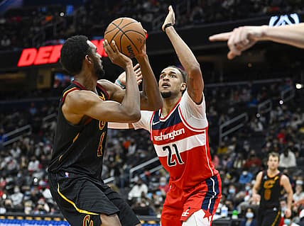 Dec 30, 2021; Washington, District of Columbia, USA; Washington Wizards center Daniel Gafford (21) defends Cleveland Cavaliers center Evan Mobley (4) during the first half at Capital One Arena. Mandatory Credit: Brad Mills-USA TODAY Sports