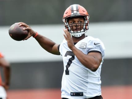 DeShone Kizer throws during Cleveland Browns OTAs