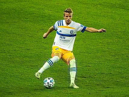 Nov 22, 2020; Kansas City, Kansas, USA; San Jose Earthquakes midfielder Jackson Yueill (14) controls the ball against Sporting Kansas City during extra time at Children's Mercy Park. Mandatory Credit: Jay Biggerstaff-USA TODAY Sports