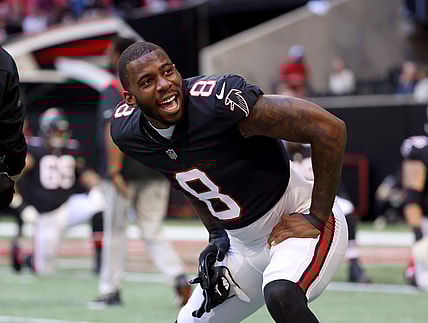 Dec 26, 2021; Atlanta, Georgia, USA; Atlanta Falcons tight end Kyle Pitts (8) warms-up before their game against the Detroit Lions at Mercedes-Benz Stadium. Mandatory Credit: Jason Getz-USA TODAY Sports