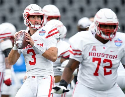 Houston quarterback Clayton Tune (3) warms up behind Houston offensive lineman Tank Jenkins (72) before the Birmingham Bowl at Protective Stadium in Birmingham, Ala., on Tuesday December 28, 2021.

Pre17