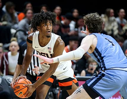 Oregon State's Glenn Taylor Jr. (35) looks to make a pass during the men   s basketball game against Bushnell on Tuesday, Nov. 15, 2022 at OSU in Corvallis, Ore.

Osuvsbushnell355