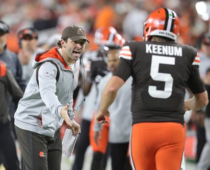Cleveland Browns quarterback Baker Mayfield congratulates quarterback Case Keenum after the team  s first quarter touchdown against the Denver Broncos on Thursday, Oct. 21, 2021 in Cleveland, at FirstEnergy Stadium. The Browns won the game 17-14. [Phil Masturzo/ Beacon Journal]

Browns8