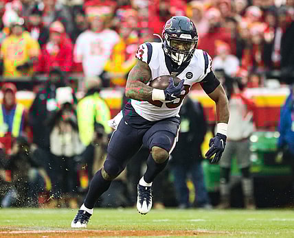 Carlos Hyde runs the ball against the Chiefs in an NFL Playoff game.