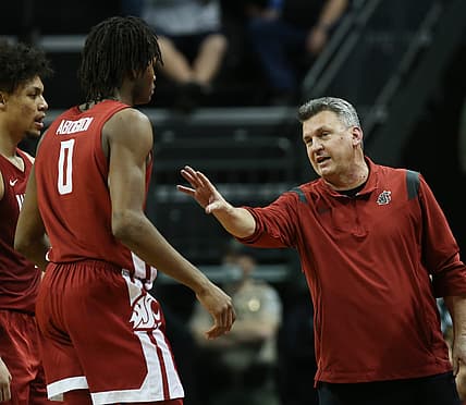 Washington State coach Kyle Smith talks to his team during the second half against Oregon Feb. 14, 2022.

Eug 021422 Uo Wsu 07