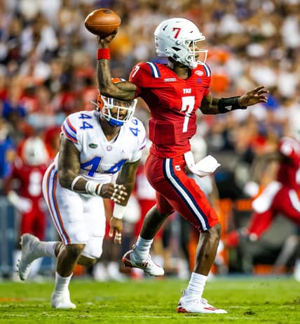 Florida Gators defensive lineman Daquan Newkirk (44) tracks Florida Atlantic Quarterback N'Kosi Perry in the first half. The Gators lead 14-0 in the first half over the Florida Atlantic Owls Saturday afternoon, September 4, 2021 in Gainesville, FL. in Ben Hill Griffin Stadium.  [Doug Engle/Ocala Star Banner]2021

Flgai Ufvsfau 090421