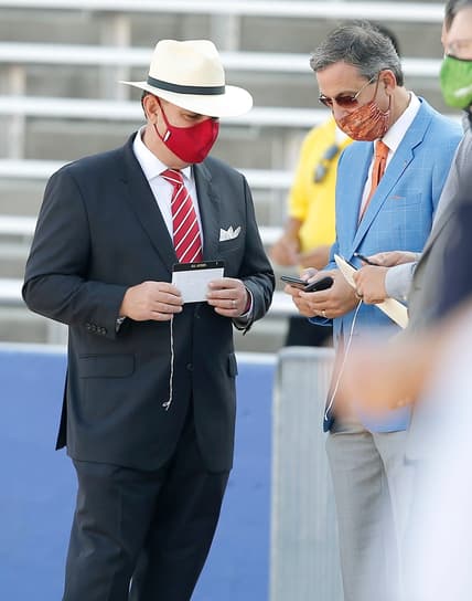 OU athletic director Joe Castiglione talks with Texas athletic director Chris Del Conte before last season's Red River Showdown football game in Dallas.

castiglione del conte