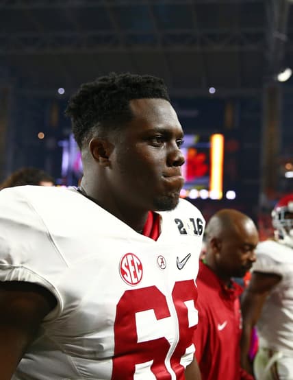 Alabama Crimson Tide offensive lineman Lester Cotton
