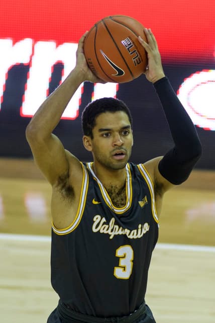 Valparaiso's Steven Helm (3) looks to make a pass to a teammate during the second half against the University of Evansville Purple Aces Ford Center in Evansville, Ind., Sunday, Jan. 31, 2021. The Purple Aces defeated the Crusaders, 70-52.

Ue Vs Valpo 34