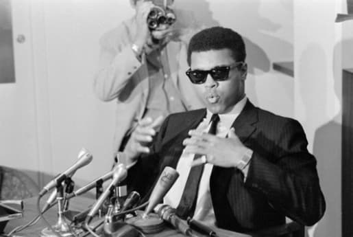 thumbs_muhammad ali ray ban wayfarers press conference