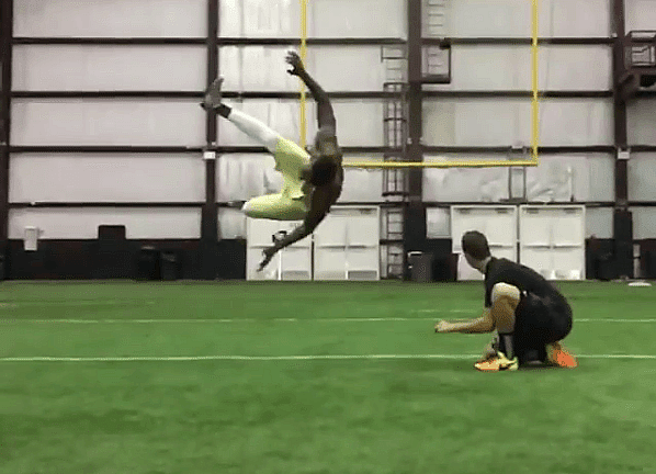 Donald De La Haye trick shot