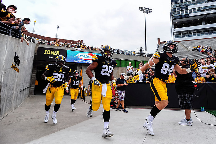 Iowa fans greet the Iowa Hawkeyes at Kinnick Stadium