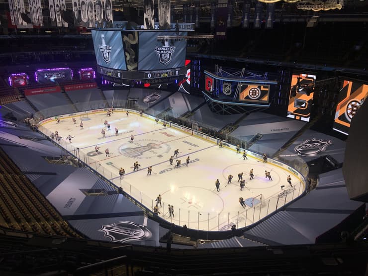 Flyers-Bruins warming up
