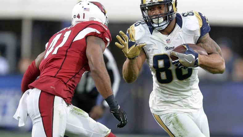 January 1, 2017; Los Angeles, CA, USA; Los Angeles Rams tight end Lance Kendricks (88) runs the ball against Arizona Cardinals during the second half at Los Angeles Memorial Coliseum. Mandatory Credit: Gary A. Vasquez-USA TODAY Sports