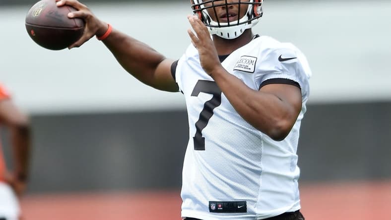 DeShone Kizer throws during Cleveland Browns OTAs
