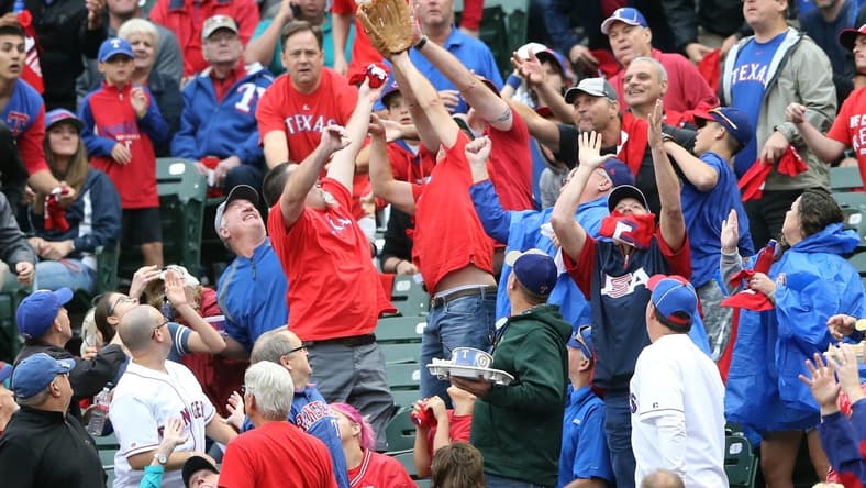 Rangers fans foul ball fail resulted in a beer bath