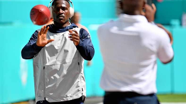 Antonio Brown catches pass before game