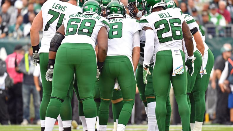 New York Jets players in the huddle