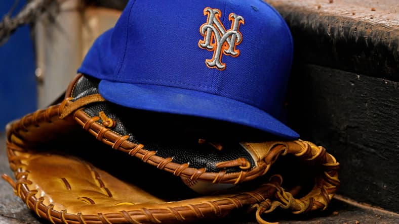 Mets hat during MLB game against the Marlins.