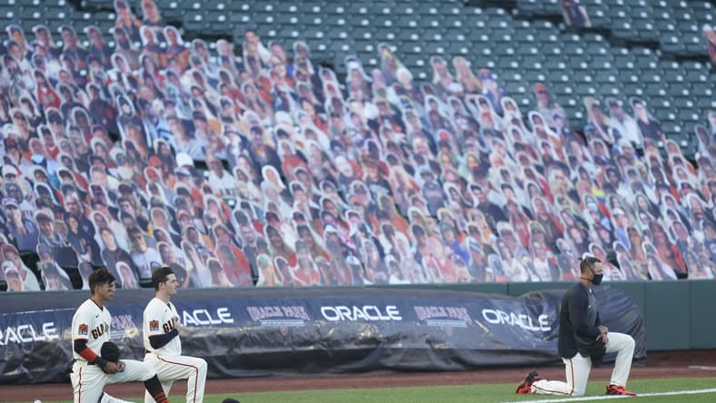 San Francisco Giants players kneel beforre game vs. Los Angeles Dodgers