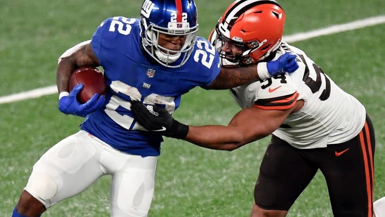 New York Giants running back Wayne Gallman (22) stiff-arms Cleveland Browns defensive end Olivier Vernon (54) in the second half. The Giants lose to the Browns, 20-6, at MetLife Stadium on Sunday, December 20, 2020, in East Rutherford.
Nyg Vs Cle
