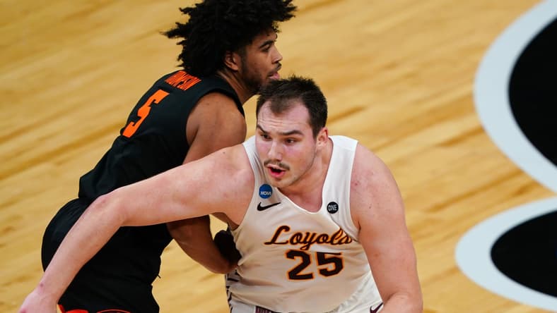 Oregon State Beavers guard Ethan Thompson (5) defends Loyola (Il) Ramblers center Cameron Krutwig (25) during the Sweet Sixteen round of the 2021 NCAA Tournament on Saturday, March 27, 2021, at Bankers Life Fieldhouse in Indianapolis, Ind.
Ncaa Basketball Ncaa Touranment Loyola Chicago Vs Oregon State