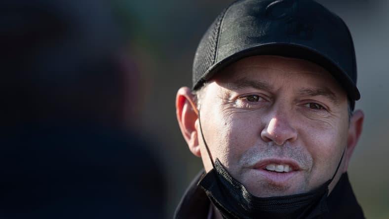 Trainer Chad Brown speaks to the media on the backside of Churchill Downs. Brown trained Kentucky Derby hopeful Highly Motivated. April 20, 2021
Af5i6073