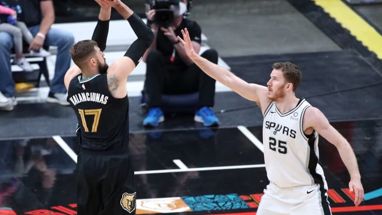 May 19, 2021; Memphis, Tennessee, USA; Memphis Grizzlies center Jonas Valan  i  nas (17) shoots over San Antonio Spurs center Jakob Poeltl (25) during the first quarter at FedExForum. Mandatory Credit: Petre Thomas-USA TODAY Sports