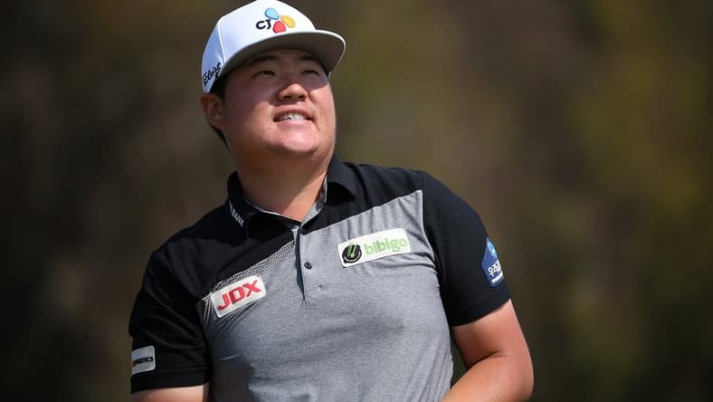 Jun 17, 2021; San Diego, California, USA; Sungjae Im plays his shot from the 12th tee during the first round of the U.S. Open golf tournament at Torrey Pines Golf Course. Mandatory Credit: Orlando Ramirez-USA TODAY Sports