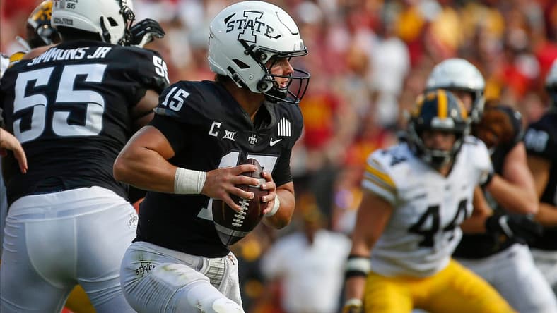 Iowa State senior quarterback Brock Purdy scans the field for an open receiver late in the second quarter against Iowa at Jack Trice Stadium in Ames on Saturday, Sept. 11, 2021.20210911 Cyhawk