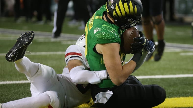 Oregon's Terrance Ferguson, right, scores on a pass play from Anthony Brown Jr. during the second quarter against Arizona.

Eug 0922521 Uo Az 10