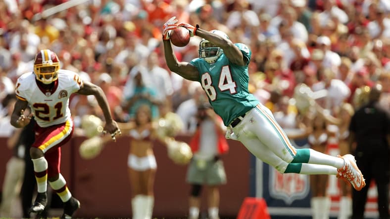 090907 sptdolphins Staff photo by Allen Eyestone/The Palm Beach Post--0042446A--Landover, MD...FedExField...Miami Dolphins at Washington Football Team. Dolphins WR #84 Chris Chambers makes a leaping catch for a first down as Redskins #21 Sean Taylor defends in the second quarter.
090907 Spt Fins Ae 18 Jpg