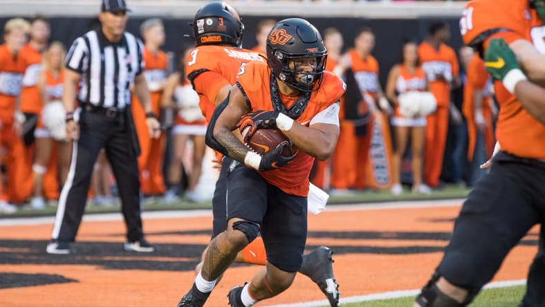 Oct 2, 2021; Stillwater, Oklahoma, USA; Oklahoma State Cowboys running back Jaylen Warren (7) runs the ball during the first quarter of the game against the Baylor Bears at Boone Pickens Stadium. Mandatory Credit: Brett Rojo-USA TODAY Sports