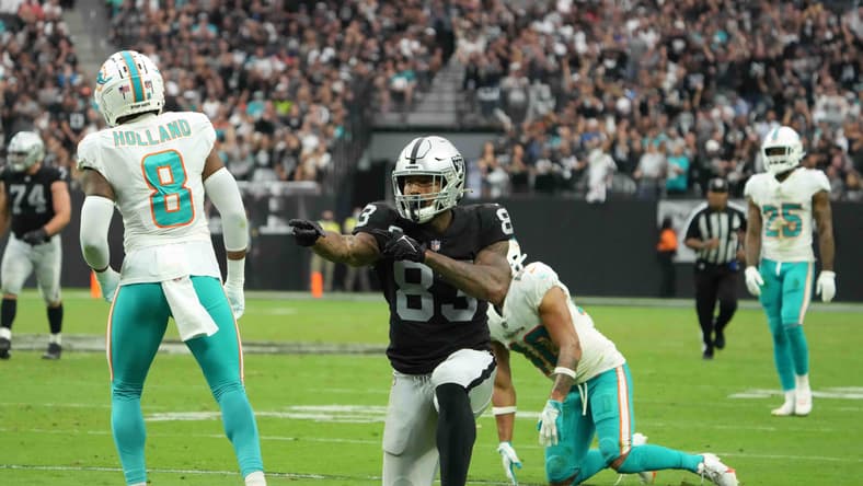 Las-Vegas-Raiders-Darren-Waller-taunting