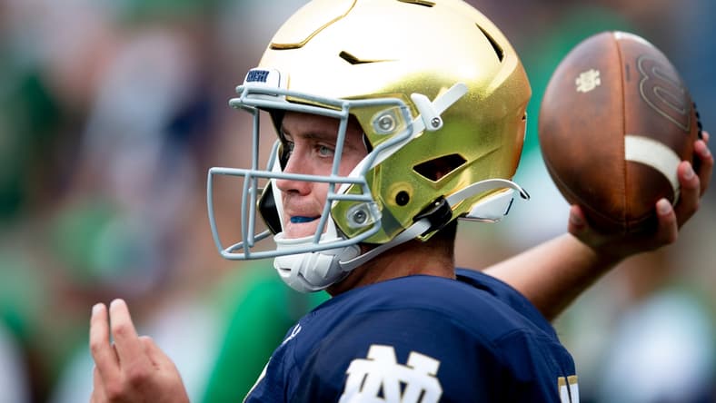 Notre Dame Fighting Irish quarterback Jack Coan (17) throws a pass while warming up before NCAA football game between the Cincinnati Bearcats and the Notre Dame Fighting Irish on Saturday, Oct. 2, 2021, at Notre Dame Stadium in South Bend, Ind.

Cincinnati Bearcats At Notre Dame Fighting Irish 172