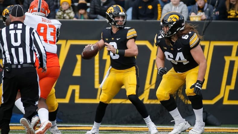 Iowa sophomore quarterback Alex Padilla looks for an open receiver in the fourth quarter against Illinois on Saturday, Nov. 20, 2021, at Kinnick Stadium in Iowa City, Iowa.
20211120 Iowavsillinois