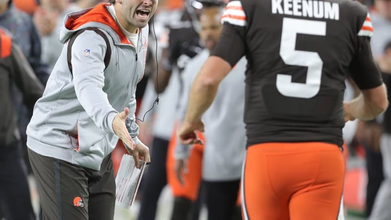 Cleveland Browns quarterback Baker Mayfield congratulates quarterback Case Keenum after the team  s first quarter touchdown against the Denver Broncos on Thursday, Oct. 21, 2021 in Cleveland, at FirstEnergy Stadium. The Browns won the game 17-14. [Phil Masturzo/ Beacon Journal]

Browns8