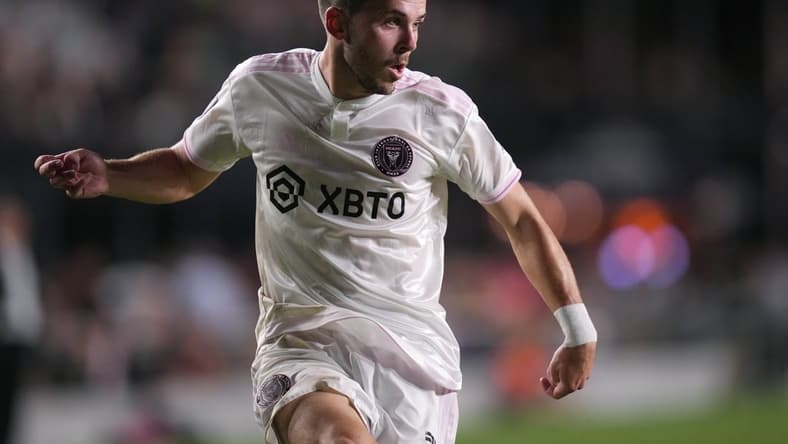 Oct 23, 2021; Fort Lauderdale, Florida, USA; Inter Miami CF midfielder Lewis Morgan (7) passes the ball against the FC Cincinnati during the first half at DRV PNK Stadium. Mandatory Credit: Jasen Vinlove-USA TODAY Sports