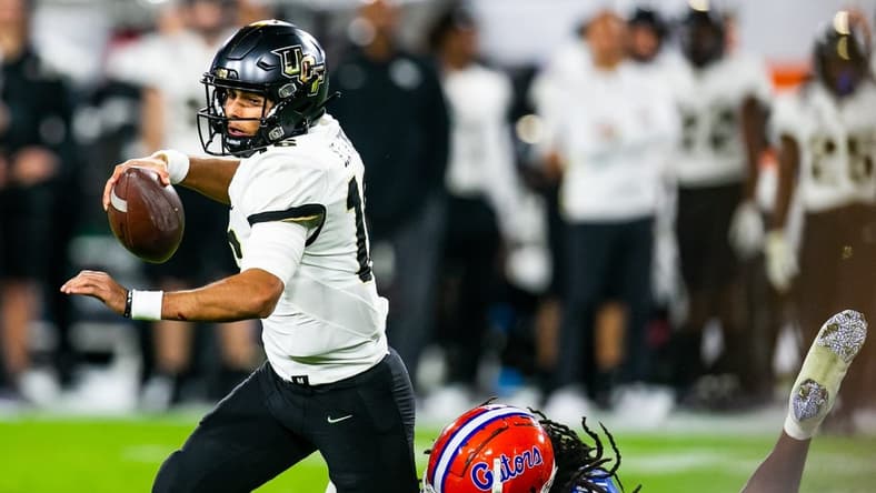 Florida Gators linebacker Ty'Ron Hopper (28) brings down UCF Knights quarterback Mikey Keene (16). The Gators lead 10-9 over the Central Florida Knights at the half in the Gasparilla Bowl Thursday, December 23, 2021, at Raymond James Stadium in Tampa, FL. [Doug Engle/Ocala Star-Banner]2021

Oca 122324 Ufvsucfgasbowl
