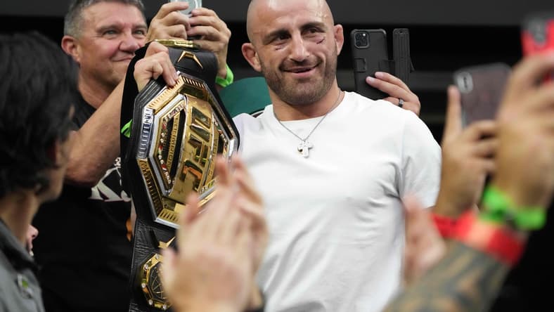 Sep 26, 2021; Paradise, Nevada, USA; UFC featherweight champion mixed martial artist Alexander Volkanovski at Allegiant Stadium.The Raiders defeated the Dolphins 31-28 in overtime. Mandatory Credit: Kirby Lee-USA TODAY Sports