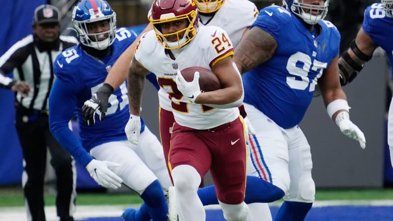 Jan 9, 2022; East Rutherford, N.J., USA;
Washington Football Team running back Antonio Gibson (24) runs for a 1st down against the New York Giants at MetLife Stadium. Mandatory Credit: Robert Deutsch-USA TODAY Sports