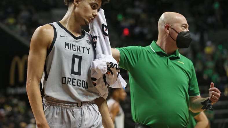 Oregon's Will Richardson, left, has a cut over his eye tended to by athletic trainer Clay Jamieson during the first half against USC Feb. 26, 2022 in Eugene, Ore.

Eug 022622 Uombb Usc 14