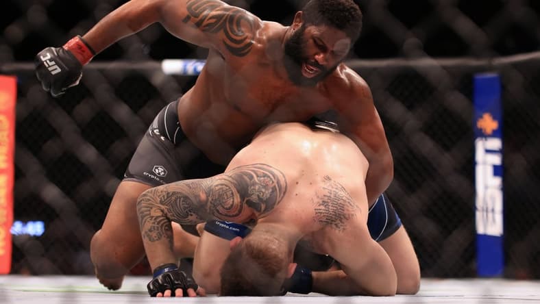 Mar 26, 2022; Columbus, Ohio, UNITED STATES; Curtis Blaydes (red gloves) fights Chris Daukaus (blue gloves) during UFC Fight Night at Nationwide Arena. Mandatory Credit: Aaron Doster-USA TODAY Sports