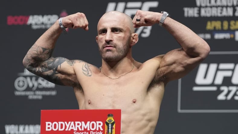 Apr 8, 2022; Jacksonville, FL, USA; Alexander Volkanovski on the scale during weigh ins for UFC 273 at VyStar Veterans Memorial Stadium. Mandatory Credit: David Yeazell-USA TODAY Sports
