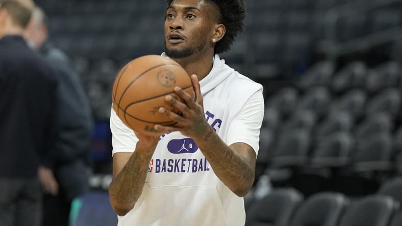 Apr 7, 2022; Charlotte, North Carolina, USA; Charlotte Hornets forward Jalen McDaniels (6) during pregame warm ups against the Orlando Magic at Spectrum Center. Mandatory Credit: Jim Dedmon-USA TODAY Sports