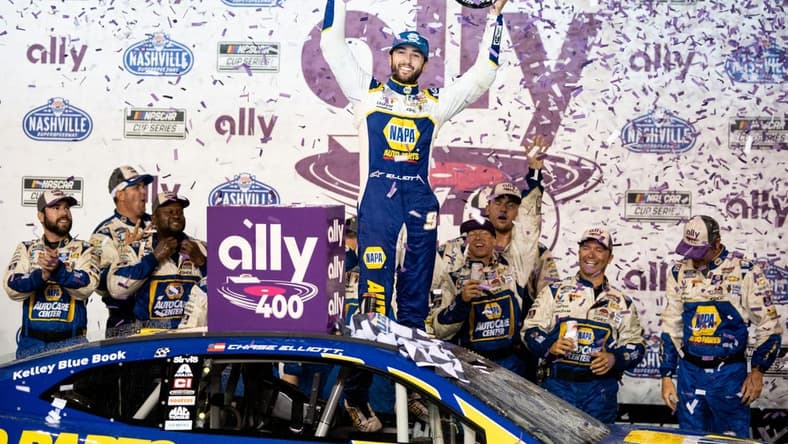 Chase Elliott celebrates his win the Nashville Superspeedway.

2022-06-26 Elliott