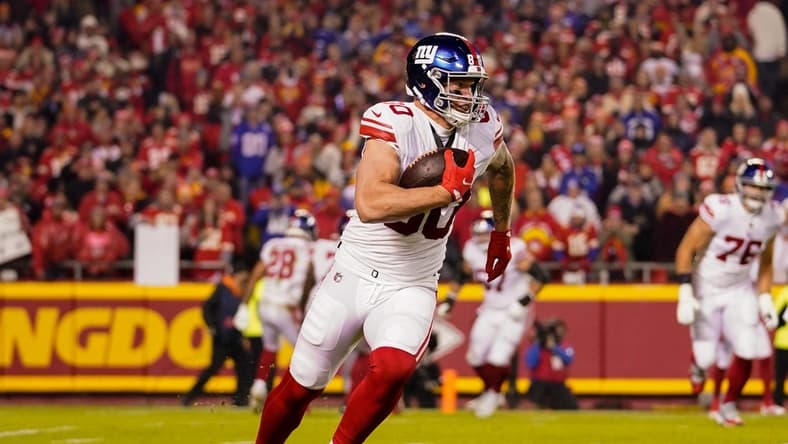 Nov 1, 2021; Kansas City, Missouri, USA; New York Giants tight end Kyle Rudolph (80) runs against the Kansas City Chiefs during the first half at GEHA Field at Arrowhead Stadium. Mandatory Credit: Jay Biggerstaff-USA TODAY Sports