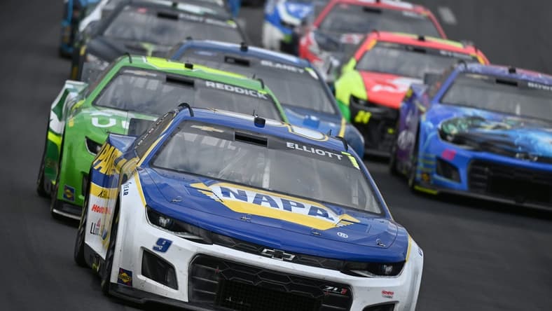 Jul 10, 2022; Hampton, Georgia, USA; NASCAR Cup Series driver Chase Elliott (9) leads the pack during the Quaker State 400 at Atlanta Motor Speedway. Mandatory Credit: Adam Hagy-USA TODAY Sports