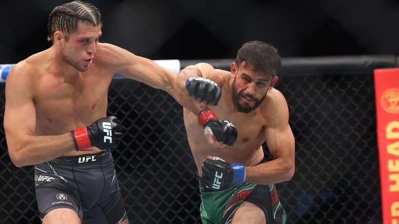 Jul 16, 2022; Elmont, New York, USA; Brian Ortega (red gloves) fights Yair Rodriguez (blue gloves) during UFC Fight Night at UBS Arena. Mandatory Credit: Ed Mulholland-USA TODAY Sports